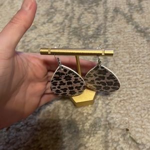 Jag/leopard print earrings itemℹ️7️⃣